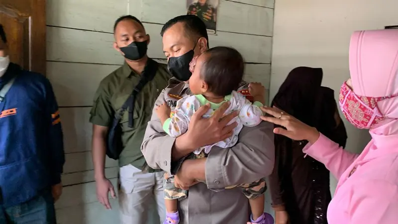 Kapolres Banjarnegara, AKBP Hendri Yulianto menggendong Nuzilla Qonita, balita penderita tumor mata untuk dibawa ke RS. (Foto: Dok. RSI Banjarnegara/Liputan6.com)