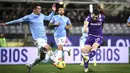 Pemain Fiorentina, Andrea Belotti, melepaskan tendangan saat melawan Lazio pada laga Liga Italia di Stadion Artemio Franchi, Selasa (27/2/2024). (Massimo Paolone/LaPresse via AP)
