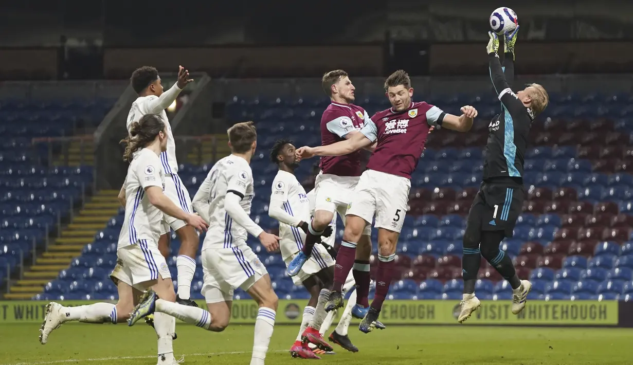 Kiper Leicester, Kasper Schmeichel menyelamatkan bola saat bertanding melawan Burnley pada pertandingan Liga Inggris di stadion Turf Moor, Inggris (4/3/2021). Dengan hasil ini, Leicester di peringkat ketiga dengan 50 poin, sedangkan Burnley di posisi 15 dengan 29 angka. (Jon Super/Pool via AP)