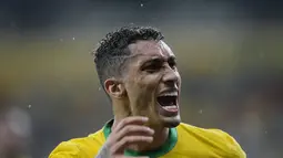 Penyerang Brasil, Raphinha berselebrasi usai mencetak gol ke gawang Paraguay pada laga Kualifikasi Piala Dunia 2022 zona CONMEBOL di stadion Mineirao di Belo Horizonte, Brasil, Rabu (2/2/2022). Brasil menang atas Paraguay 2-0. (AP Photo/Andre Penner)