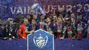 Para pemain Paris Saint-Germain atau PSG berpose dengan trofi Piala Prancis (Coupe de France) setelah menundukkan AS Monaco pada final di Stade de France, Kamis (20/5/2021) dini hari WIB. Trofi didapat usai membungkam AS Monaco dengan skor 2-0. (AP Photo/Christophe Ena)