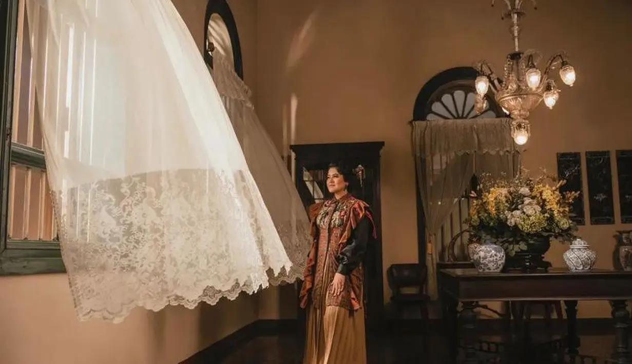 <p>Penampilan Kahiyang di pemotretan terbaru ini sukses bikin netizen pangling. Banyak netizen yang memujinya cantik dan anggun. (Instagram/riomotret).</p>
<div id="gtx-trans" style="position: absolute; left: 163px; top: 46.6667px;"> </div>