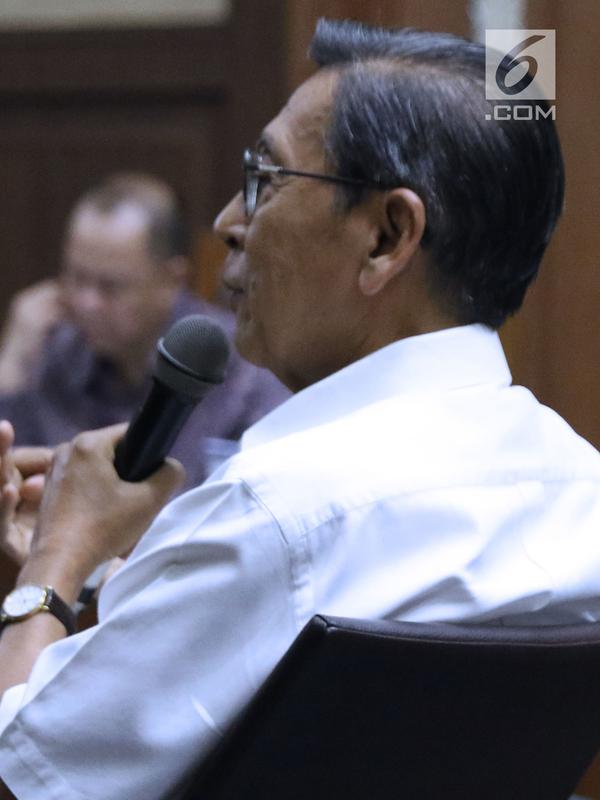 Mantan Wapres, Boediono saat menjadi saksi pada sidang lanjutan dugaan korupsi penerbitan SKL BLBI dengan terdakwa mantan kepala BPPN, Syafruddin Arsyad Temenggung di Pengadilan Tipikor, Jakarta, Kamis (19/7). (Liputan6.com/Helmi Fithriansyah)