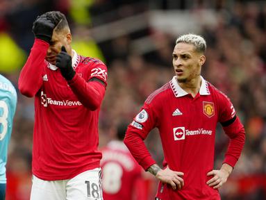 Pemain Manchester United, Casemiro, tampak kecewa setelah mendapat kartu merah pada laga Liga Inggris di Stadion Old Trafford, Minggu (12/3/2023). (AP Photo/Jon Super)