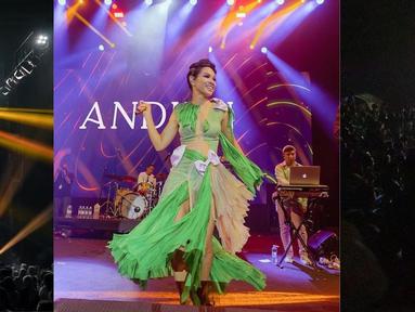 Andien, memasuki panggung dengan gaun hijau panjang. Wajahnya penuh keceriaan. (Foto: Instagram/@andienaisyah)
