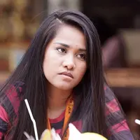 Belum setahun rumah tangga Pemeran Chika Waode dengan Fajri Fauzi. Kemarin Kamis (6/5), digelar sidang perdana dengan agenda mediasi. Namun sayang sidang itu tanpa dihadiri oleh pihak tergugat. (Instagram/cqawaode)