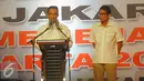 Anies Baswedan didampingi Sandiaga Uno (kiri) memberikan sambutan  saat rapat akbar kader di Jakarta, Minggu (8/1). Prabowo mengajak seluruh kader Gerindra untuk memenangkan pasangan cagub DKI nomor urut 3 tersebut. (Liputan6.com/Angga Yuniar)