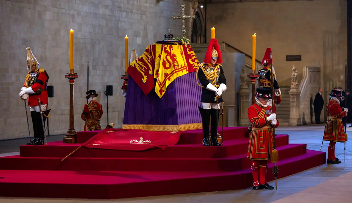 Peti jenazah Ratu Elizabeth II disemayamkan di Westminster Hall, London, Inggris, 14 September 2022. Ratu Elizabeth II meninggalkan Istana Buckingham untuk terakhir kalinya. (Dan Kitwood/Pool via AP)