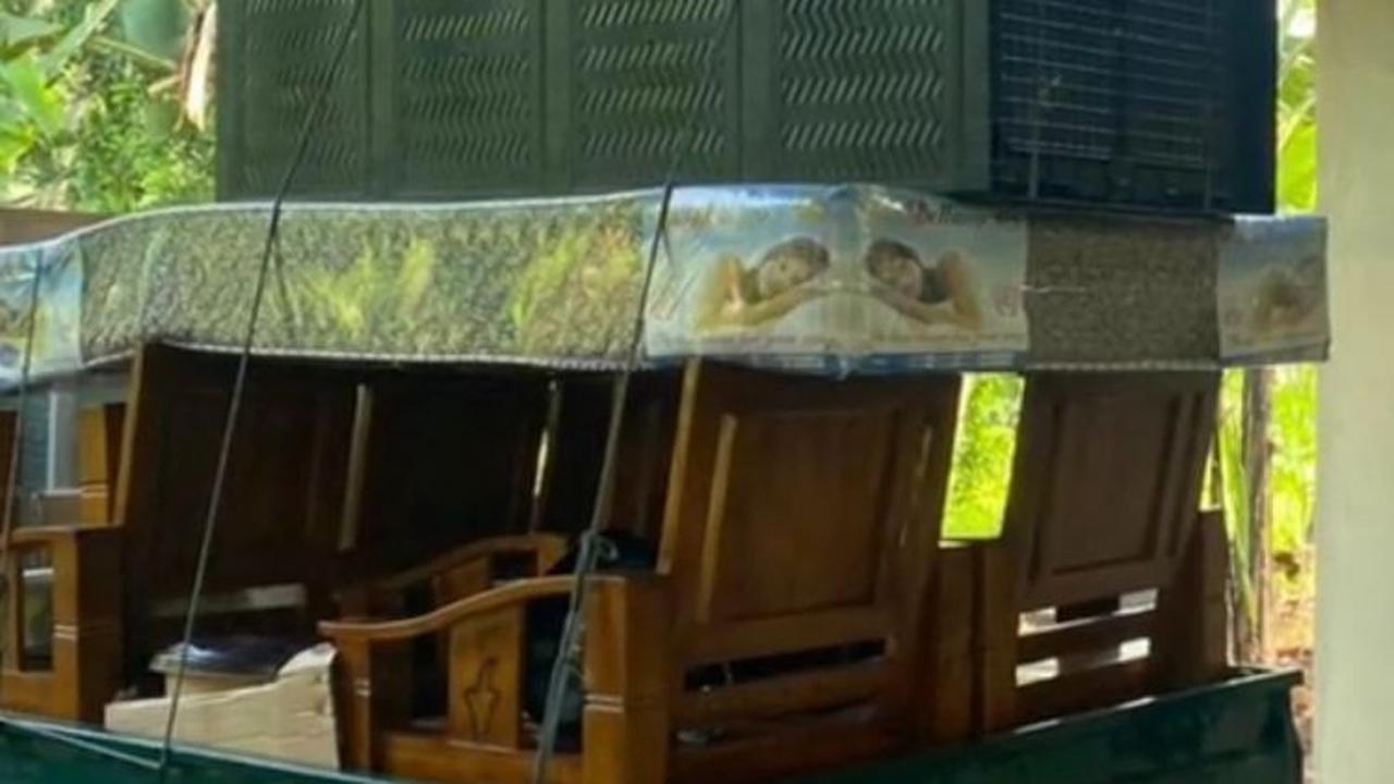 Tak lama, truk yang membawa perabot rumah Mak Sombret seperti kursi tamu, kasur, dan lemari pun datang.