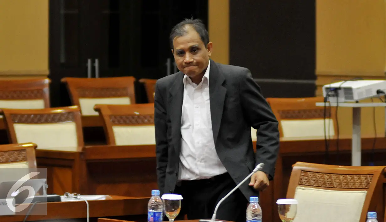 Calon Pimpinan KPK Robby Arya saat mengikuti Uji Makalah dengan Komisi III DPR, di Jakarta, Jumat (4/12). Uji makalah diikuti sembilan dari sepuluh calon pimpinan KPK, sementara satu calon lainnya Busyro Muqodas tidak hadir. (Liputan6.com/Johan Tallo)
