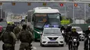Polisi mengawal bus yang disandera oleh seorang pria bersenjata di jembatan yang menghubungkan Kota Niteroi dengan Rio de Janeiro, Brasil, Selasa (20/8/2019). Polisi menduga penyandera  memiliki masalah psikologis. (AP Photo/Leo Correa)