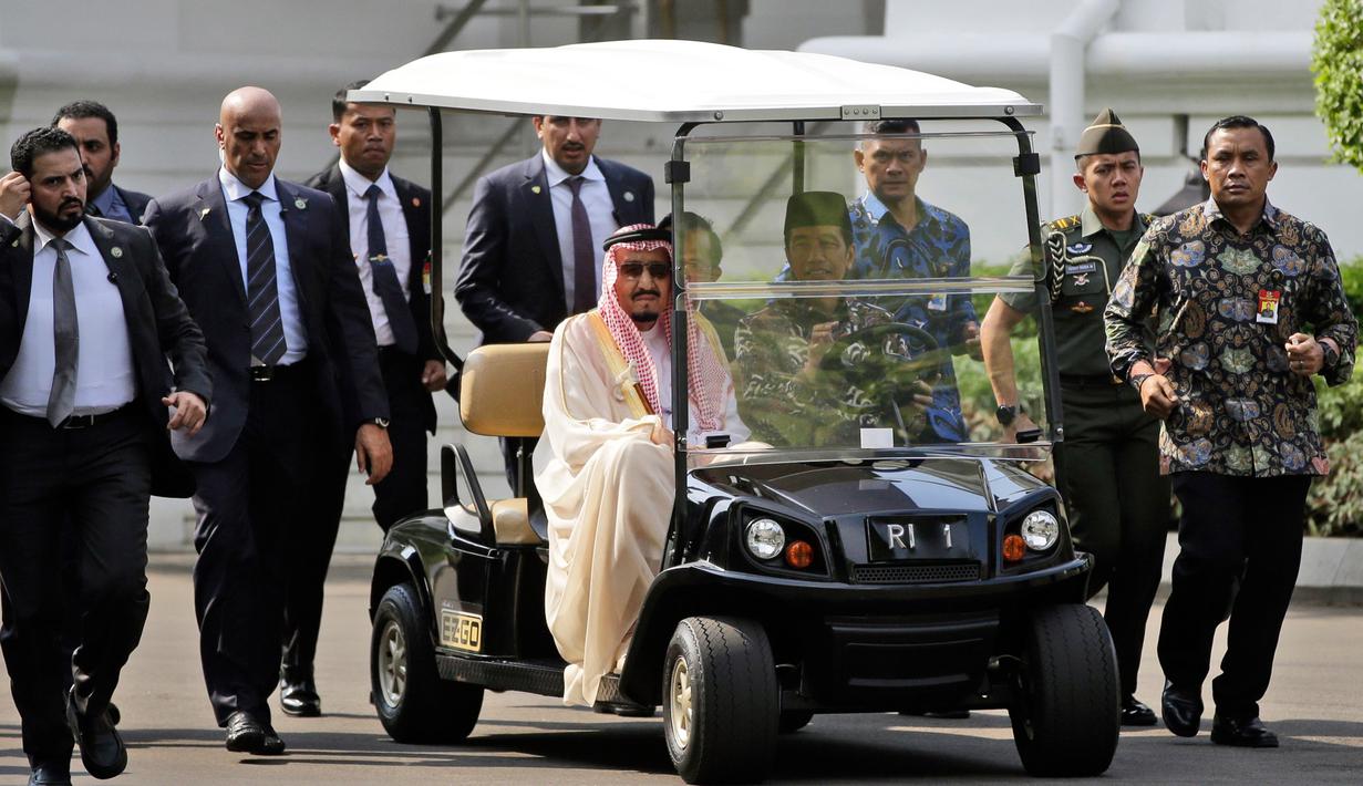 Presiden Jokowi mengajak Raja Salman bin Abdulaziz Al Saud keliling halaman Istana Merdeka dengan menaiki mobil golf, Jakarta, Kamis (2/3). (AFP Photo/ Pool/DITA ALANGKARA)