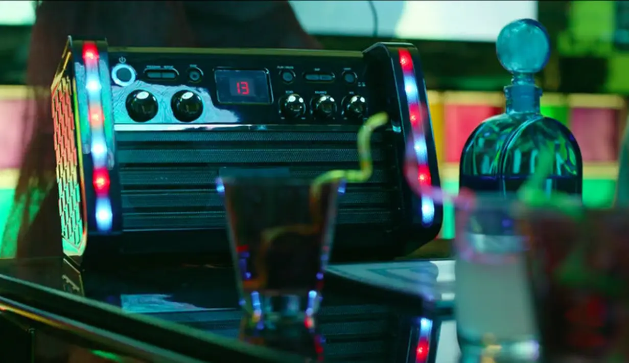 Lagi-lagi angka 13 dan ular yang terlihat dalam video klip End Game. (Cosmopolitan)