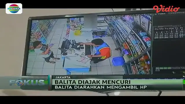 Seorang balita terlibat aksi pencurian di minmarket dan terekam CCTV.