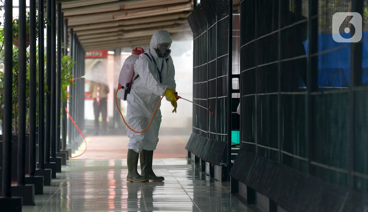 Petugas melakukan penyemprotan disinfektan di Lembaga Pemasyarakatan Kelas I Cipinang, Jakarta, Jumat (20/3/2020). Kegiatan ini guna mencegah penyebaran virus corona atau Covid-19 antar tahanan maupun sipir penjara. (merdeka.com/Imam Buhori)