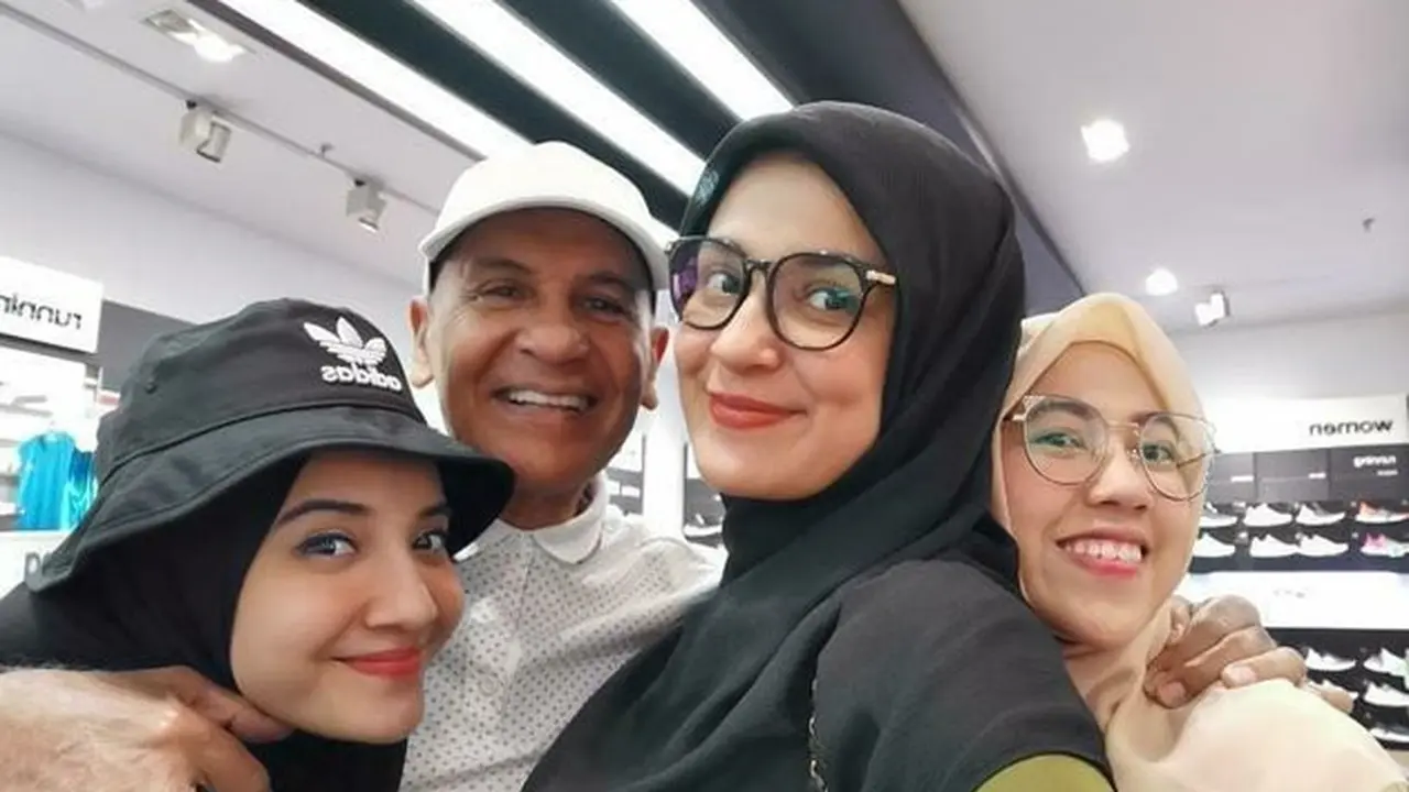 Beri Dukungan, Ini 6 Potret Kebersamaan Zaskia Sungkar dan Mark Sungkar