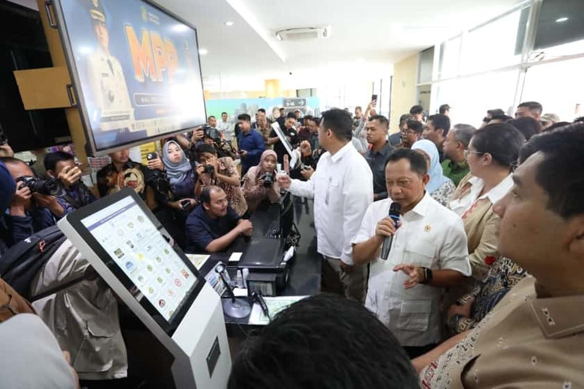 Mendagri Tito Karnavian bersama Menteri PKP Maruarar Sirait meninjau Mal Pelayanan Publik (MPP) Kota Medan