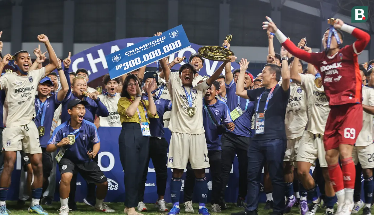 Para pemain Persita Tangerang berhasil mengangkat trofi juara di ajang Elite Pro Academi kategori U-20 2024/2025 di Stadion Patriot Chandrabhaga, Bekasi pada Sabtu (22/2/2025). (Bola.com/Abdul Aziz)