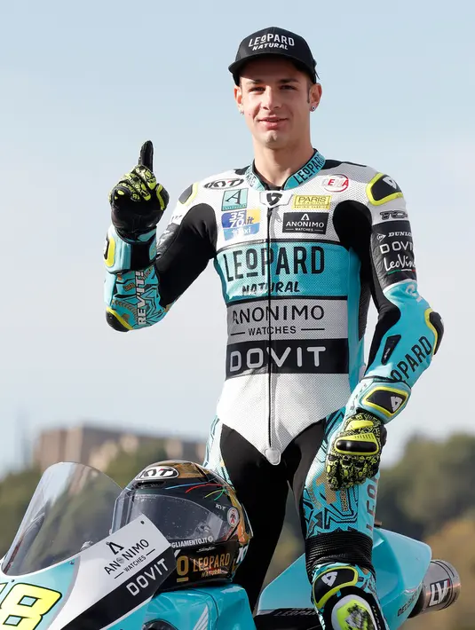 Pembalap Moto3 Lorenzo Dalla Porta berpose di depan Valencia Motorcycle Grand Prix, Spanyol, Minggu (17/11/2019). Lorenzo Dalla Porta sukses merebut gelar juara dunia Moto3 tahun 2019. (AP Photo/Alberto Saiz)