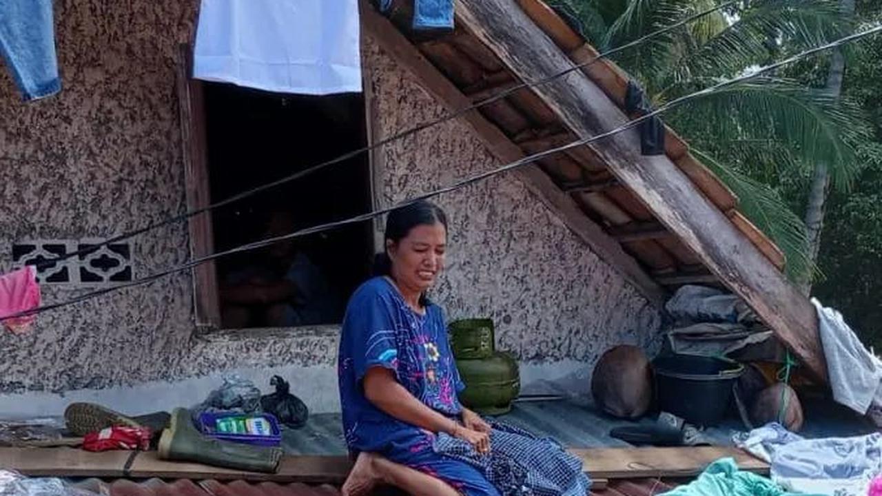 Potret Aktivitas Korban Banjir di Atap Rumah