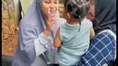 Sebelum ditinggal Sus, baby Ameena tampak memeluk sus yang merawatnya. "Peluk Uwoh peluk Uwoh," kata Aurel seperti dalam video yang diunggah di kanal Youtube Atta Halilintar. [Youtube/attahalilintar]