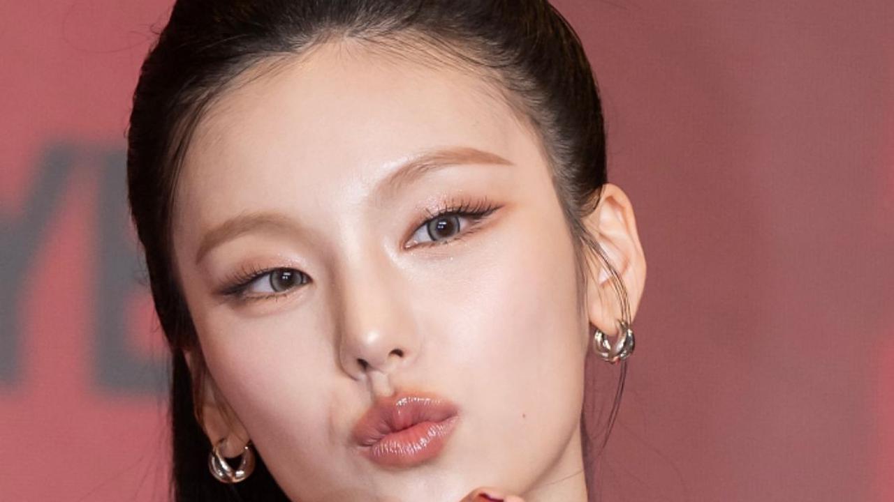 7 Potret Yeji ITZY Debut Solo dengan Album 'AIR', Visualnya di Konferensi Pers Bikin Terpukau