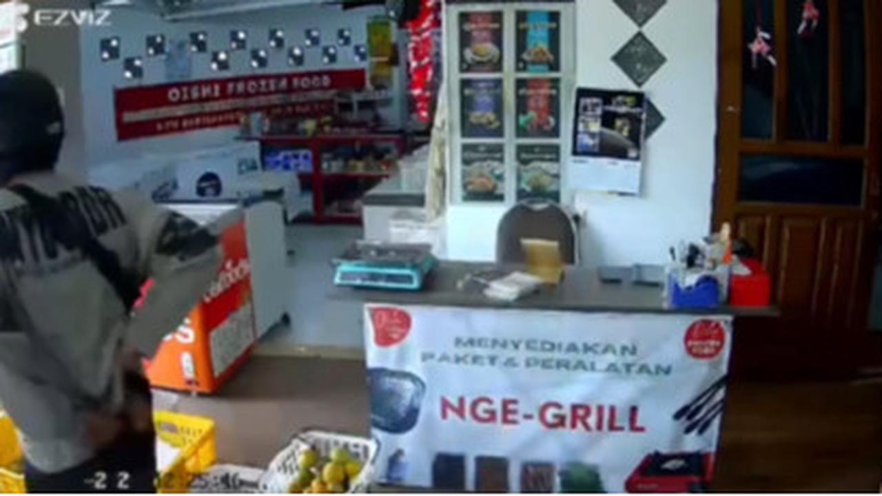 Viral Aksi Maling Berhasil Curi Dompet di Toko Makanan, Aksinya Terekam CCTV