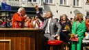 <p>Raja Belanda Willem-Alexander (kiri) bersulang dengan jeruk pahit diapit oleh Putri Ariane (kedua dari kanan) dan Putri Alexia (kanan) saat menghadiri perayaan Hari Raja di Maastricht, Belanda, Rabu (27/4/2022). Setelah dua tahun hening karena pandemi COVID-19, Belanda kembali merayakan Hari Raja seperti biasa. (Remko de Waal/ANP/AFP)</p>