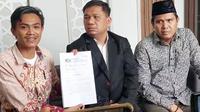 Ketua Forum Muda Sulawesi, Mualim Bahar didampingi kuasa hukum Zainul Arifin dan Asban Sibagariang, menyambangi Majelis Ulama Indonesia (MUI) guna berkonsultasi terkait aksi panggung Widi Vierratale di Sulawesi Tengah, yang membuka baju di hadapan penonton. (Foto: M. Altaf Jauhar)