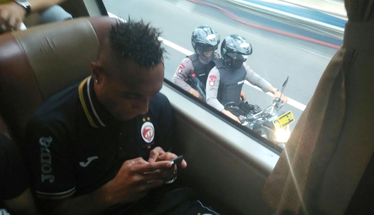 Perjalanan Titus Bonai dan tim Sriwijaya menuju Stadion Utama Gelora Bung Karno dikawal ketat polisi, Minggu (18/10/2015). (Bola.com/Nicklas Hanoatubun)
