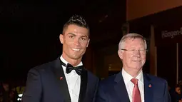 Penyerang Real Madrid, Cristiano Ronaldo berfoto bersama dengan pelatih lamanya waktu berseragam Manchester United Sir Alex Ferguson saat pemutaran film perdana 'Ronaldo' di Leicester Square, London, Inggris (9/11). (dailymail.co.uk)