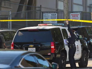 Kepolisian setempat dikerahkan ke lokasi penembakan di sekolah menengah Salvador B Castro, Los Angeles, Kamis (1/2). Seorang remaja perempuan diyakini berusia 12 tahun melepaskan tembakan saat pelajaran sedang berlangsung. (AP/Damian Dovarganes)