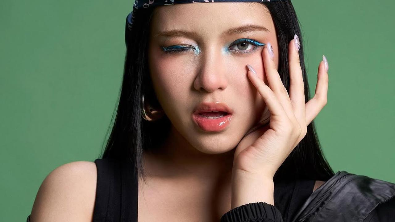 4 Gaya Pemotretan Terbaru Tiara Andini Tampil Fresh dengan Riasan Mata Biru yang Memikat