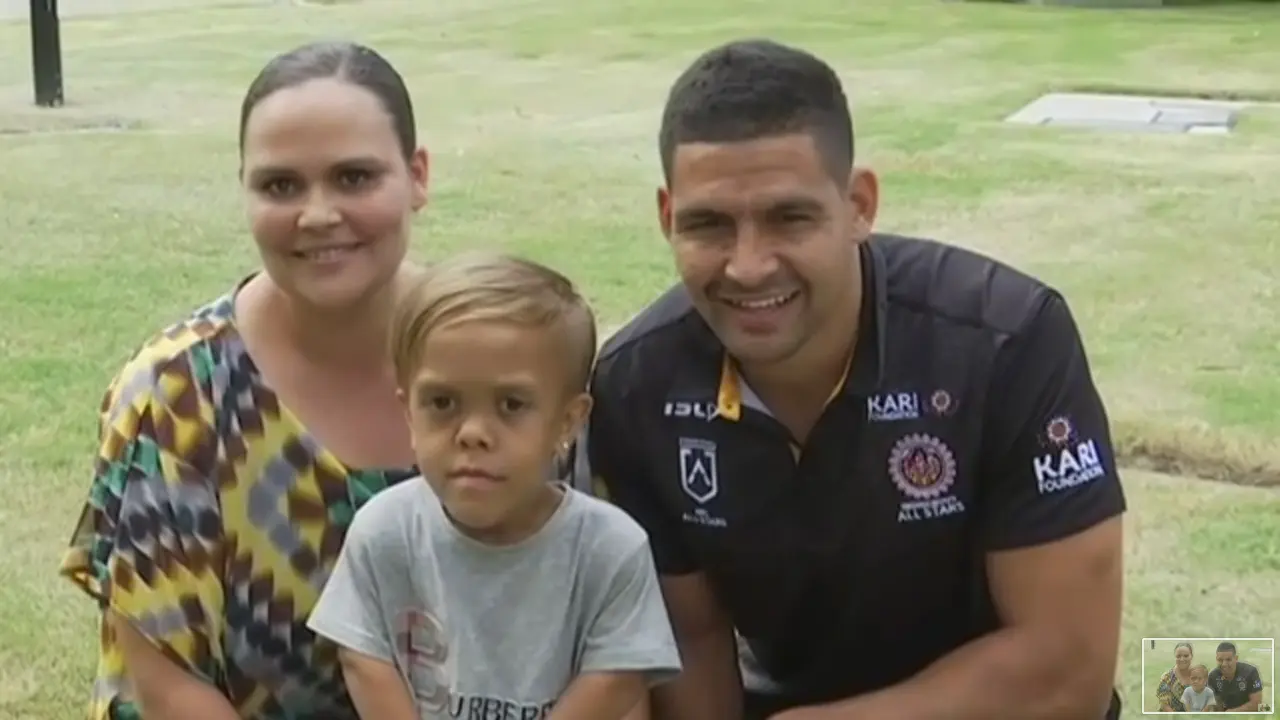 Quaden Bayles, tengah, bersama ibu dan pemain rugbi Cody Walker. (Australian Broadcasting Corporation via AP)