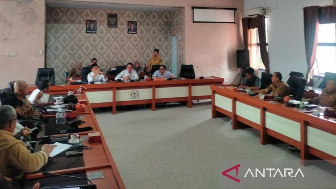 DPRD Rejang Lebong Desak Kontraktor Segera Perbaiki Jalan Pasar Atas Curup yang Rusak