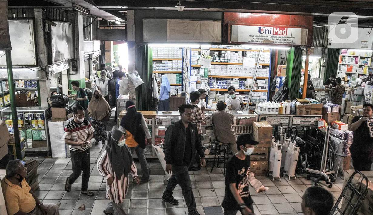 Aktivitas di Pasar Pramuka, Jakarta, Rabu (2/2/2022). Pedagang mengaku penjualan kebutuhan medis seperti obat, masker, dan oksigen mulai diburu warga sebagai antisipasi melambungnya harga seiring terus melonjaknya kasus positif COVID-19. (merdeka.com/Iqbal S. Nugroho)