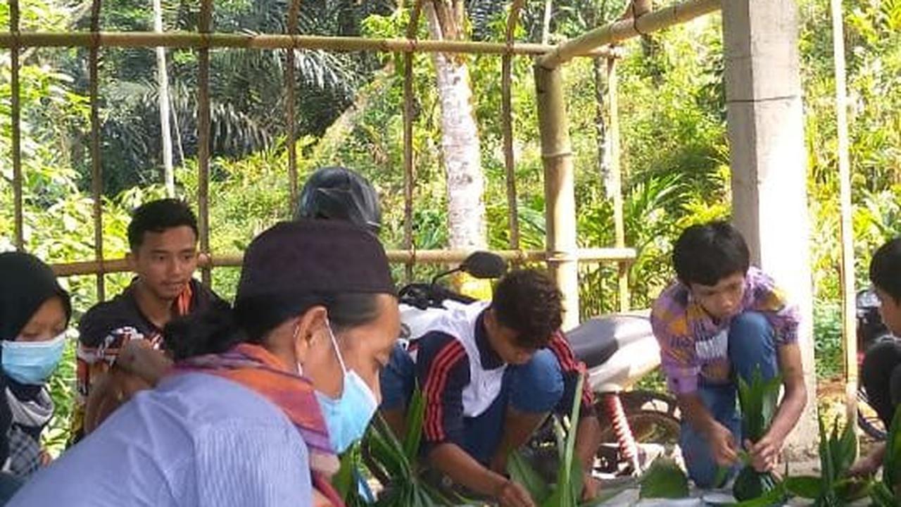 Tak hanya itu, daun ini juga lebih hemat jika dibandingkan dengan plastik maupun pembungkus lain. Selain itu, hal tersebut juga bagian dari kearifan lokal.
