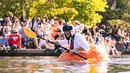 Pemenangnya, Gary Kristensen, mendayung labu raksasa pada posisi pertama menuju garis finish dalam event West Coast Giant Pumpkin Regatta di Tualatin, Oregon, Amerika Serikat pada 16 Oktober 2022. Labu raksasa ini biasanya tumbuh di bagian barat laut Amerika Serikat, termasuk Washington State dan Oregon. (Photo by Wesley Lapointe / AFP)