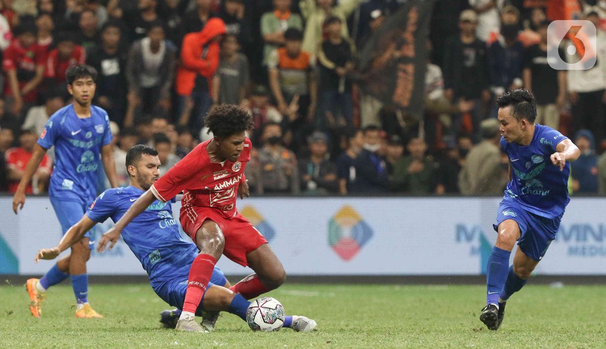 Pesepak bola Persija Jakarta Braif Hatari mempertahakan bola dari pemain Chonburi FC  pada laga persahabatan dalam rangka peresmian Stadion Jakarta International Stadium (JIS) di Jakarta, Minggu (24/7/2022). Pertandingan berakhir imbang dengan skor 3-3. (Liputan6.com/Herman Zakharia)