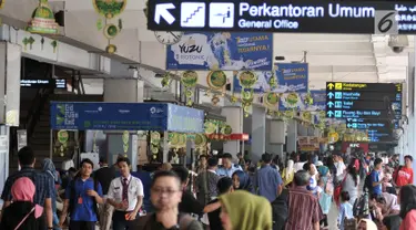 Suasana di pintu keberangkatan Bandara Halim Perdanakusuma, Jakarta, Senin (11/6). Memasuki H-4 Lebaran, ratusan pemudik mulai memadati Bandara Halim Perdanakusuma. (Liputan6.com/Iqbal S. Nugroho)