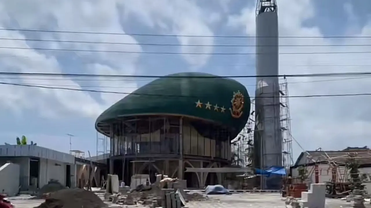 Uniknya Bangunan Masjid Beratap Baret TNI Jenderal Bintang 4