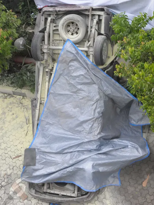 Sebuah mobil Toyota Kijang warna merah marun terjun bebas dari lantai 3 Direktorat Jenderal Migas, Jakarta, Selasa (5/4). Menurut saksi, mobil tersebut merupakan kendaraan jemputan untuk para karyawan. (Liputan6.com/Helmi Affandi)