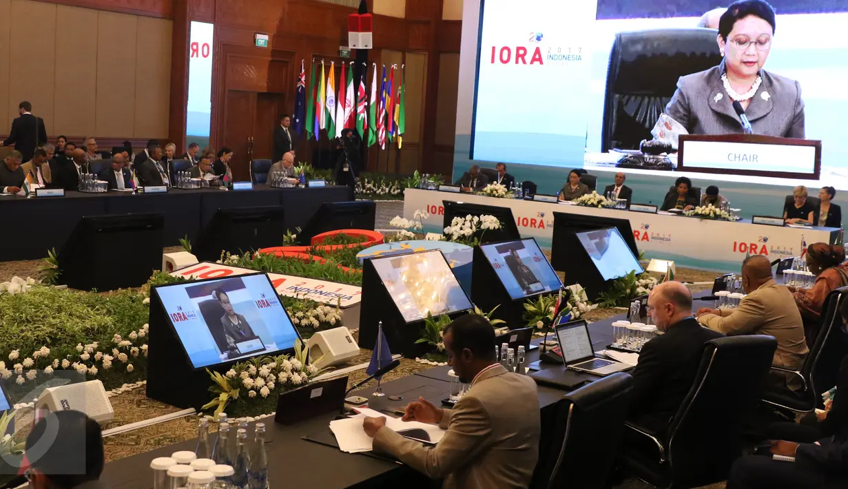 Suasana pertemuan tingkat menteri dalam rangkaian KTT Asosiasi Negara Lingkar Samudera Hindia (IORA) di Jakarta Convention Centre, Senin (6/3). Pertemuan itu untuk memberi pertimbangan dan dukungan kepada IORA Concord. (Liputan6.com/Angga Yuniar)