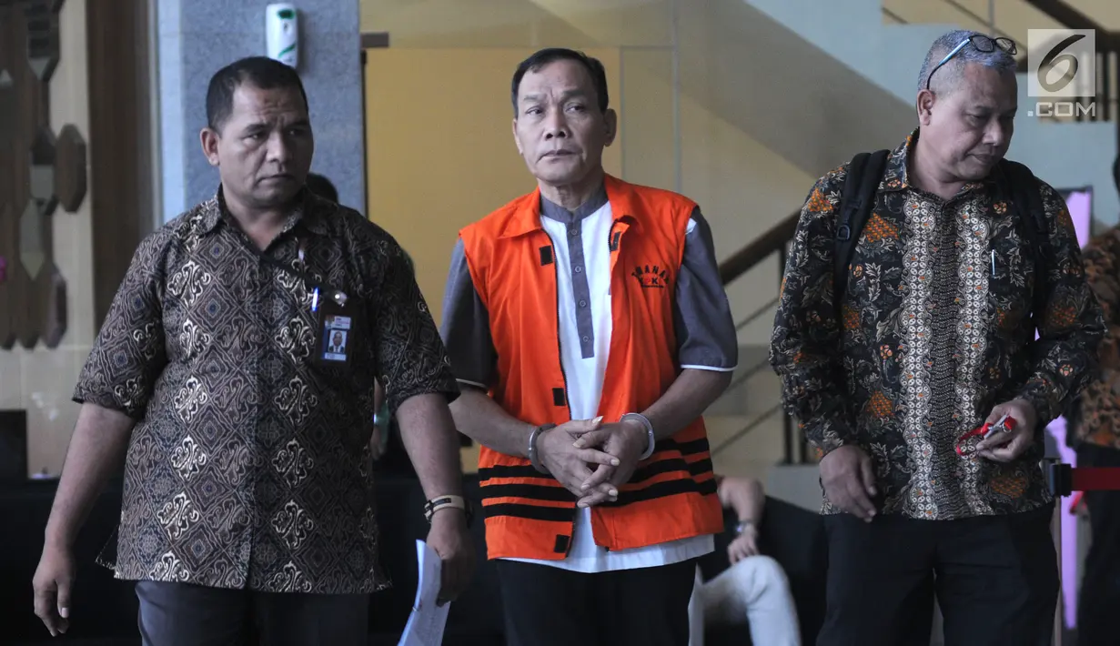 Hakim PN Balikpapan nonaktif Kayat (tengah) usai menjalani pemeriksaan di Gedung KPK, Jakarta, Jumat (30/8/2019). Kayat diperiksa sebagai tersangka untuk melengkapi berkas terkait dugaan suap memengaruhi vonis bebas Sudarman yang menjadi terdakwa dalam kasus pemalsuan surat. (merdeka.com/DwiNarwoko)
