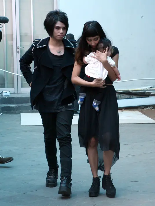 Pria yang mahir memainkan alat musik drum itu juga tak malu terkait hubungannya tersebut. Apalagi, buah hatinya ini merupakan sebuah titipan Tuhan yang diberikan pada dirinya. (Nurwahyunan/Bintang.com)