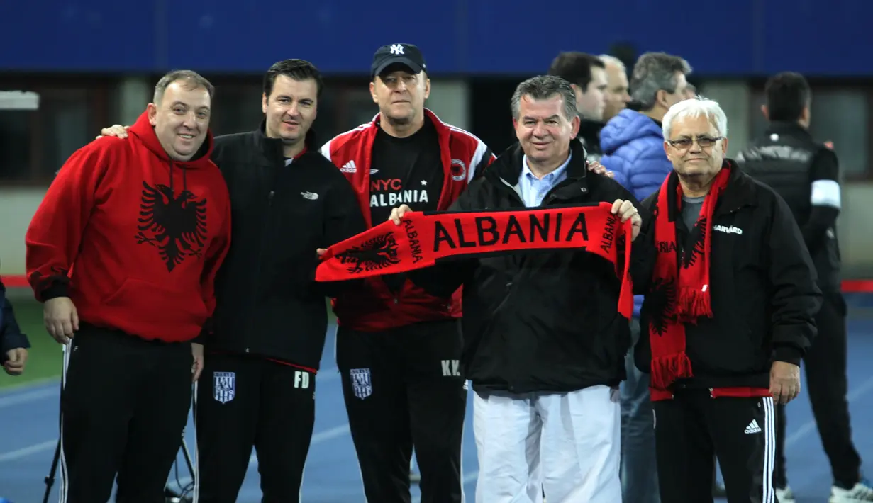 Beberapa ofisial Timnas Albania bersama suporter memberikan dukungan moril untuk tim kesayangannya yang menjalani sesi latihan di Stadion Ernst Happel, Wina, Austria. (Bola.com/Reza Khomaini)