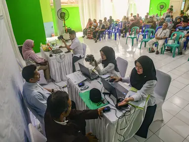 Warga saat melakukan pembuatan paspor saat kegiatan "Layanan Eazy Paspor" bagi calon jemaah haji di Pesantren Daarul Aitam, Pamulang, Tangerang Selatan, Banten, Rabu (15/10/2025). (merdeka.com/Arie Basuki)