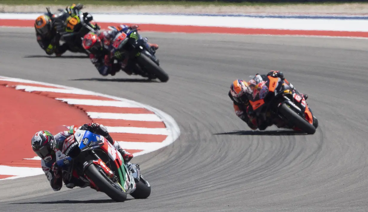 Pebalap LCR Honda, Alex Rins (bawah) memacu motornya saat MotoGP Amerika 2023 yang berlangsung di Circuit of the Americas, Texas, Amerika Serikat, Senin (17/04/2023) dini hari WIB. (AFP/Mirco Lazzari Gp)