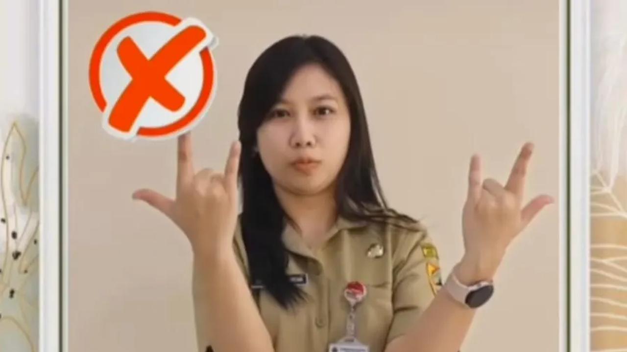 Pose metal dan pose telepon
