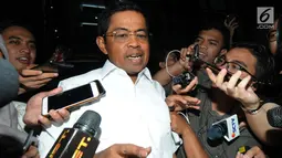Menteri Sosial Idrus Marham menjawab pertanyaan awak media seusai menjalani pemeriksaan di gedung KPK, Jakarta, Kamis (19/7). Idrus Marham diperiksa terkait kasus dugaan suap kesepakatan kontrak kerja sama pembangunan PLTU Riau-1 (Merdeka.com/Dwi Narwoko)